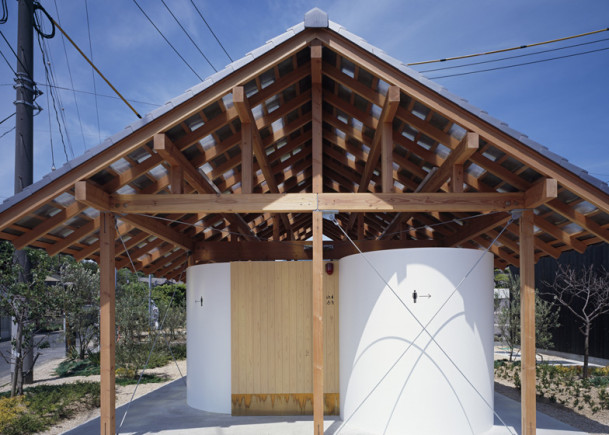 Japanese public restrooms - Hut　Arc Wall by Tato Architects 2